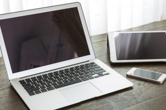 Ergonomie et mobilité : quel appareil est le meilleur compagnon de voyage ?