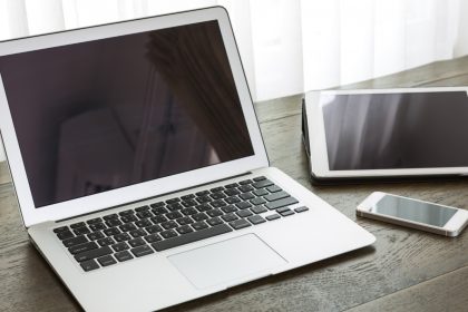 Ergonomie et mobilité : quel appareil est le meilleur compagnon de voyage ?