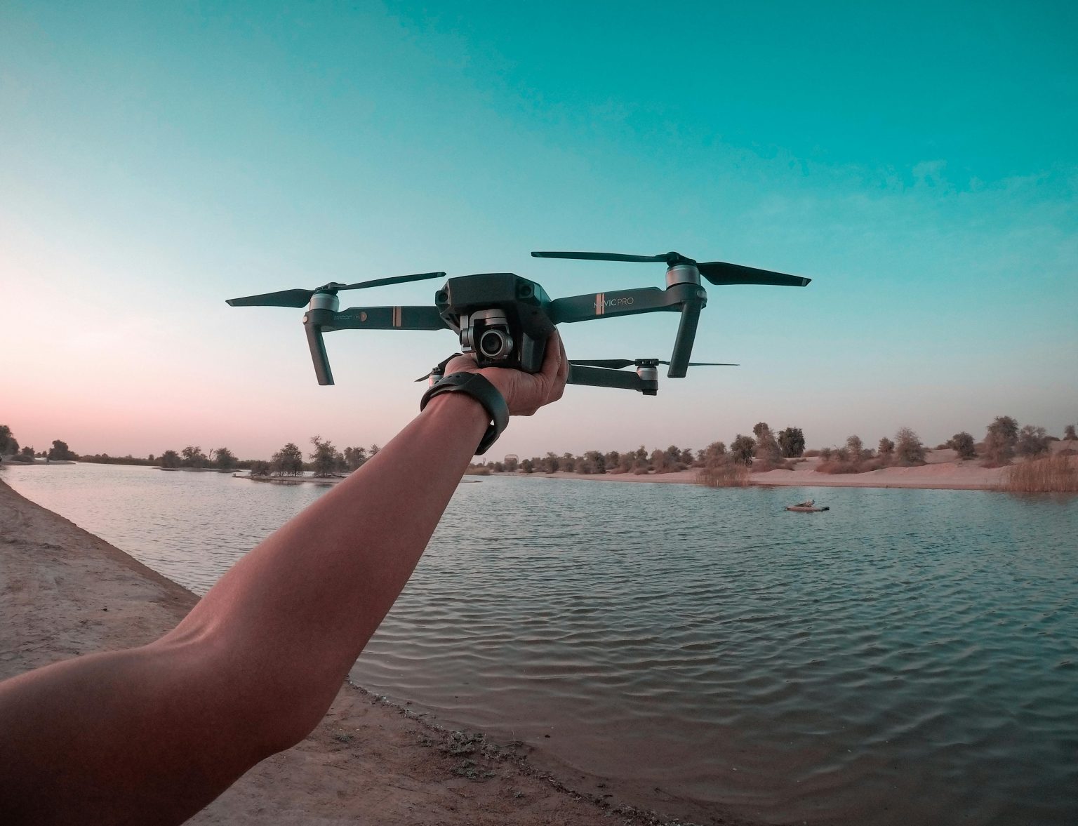 Mini drone en vol capturant des paysages aériens magnifiques