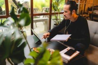 Homme jeune utilisant un ordinateur portable pour naviguer sur Internet